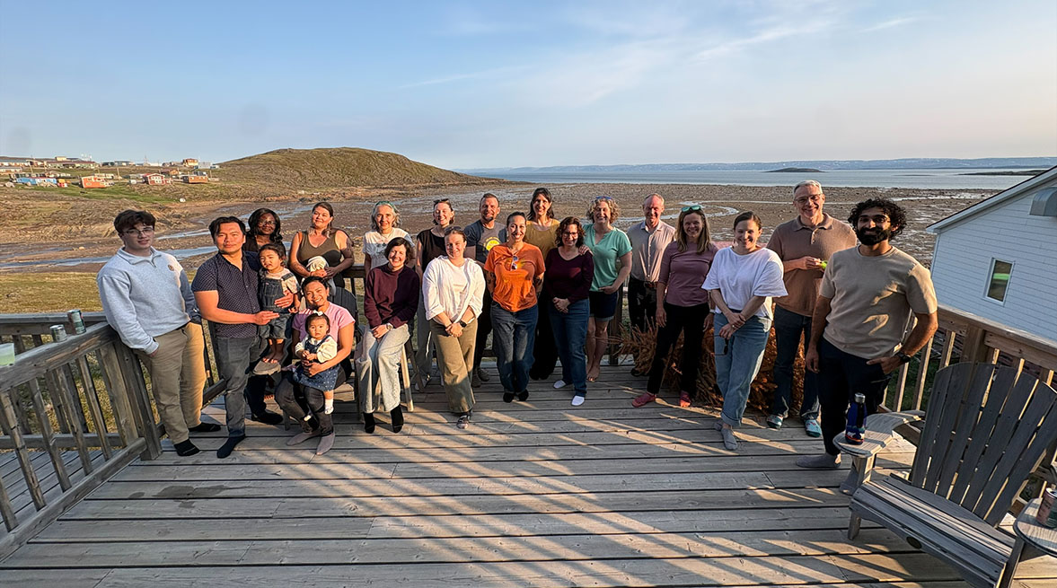 La présidente du CMFC, la Dre Sarah Cook, la présidente sortante, la Dre Carrie Bernard, et le chef de la direction, le Dr Mike Allan, rencontrent des médecins à Iqaluit, au Nunavut.