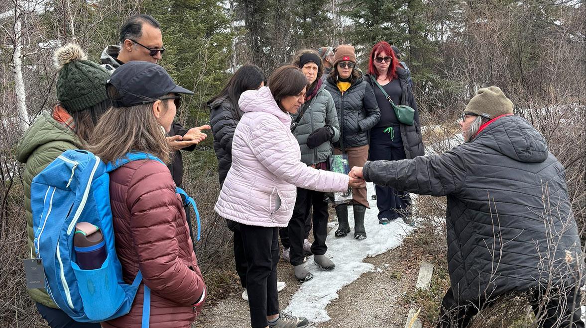 Les membres du Conseil d'administration du CMFC lors d'une marche médicinale avec l'aînée dénée Lila Erasmus le long du lac Frame à Yellowknife.