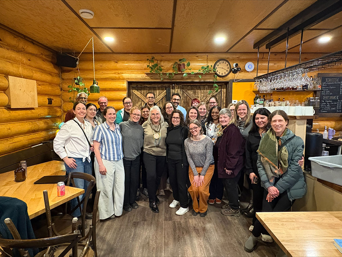 Les membres du Conseil d'administration du CMFC et des médecins de Yellowknife se sont réunis pendant une soirée en compagnie de la commissaire de la Commission de vérité et réconciliation, Marie Wilson.